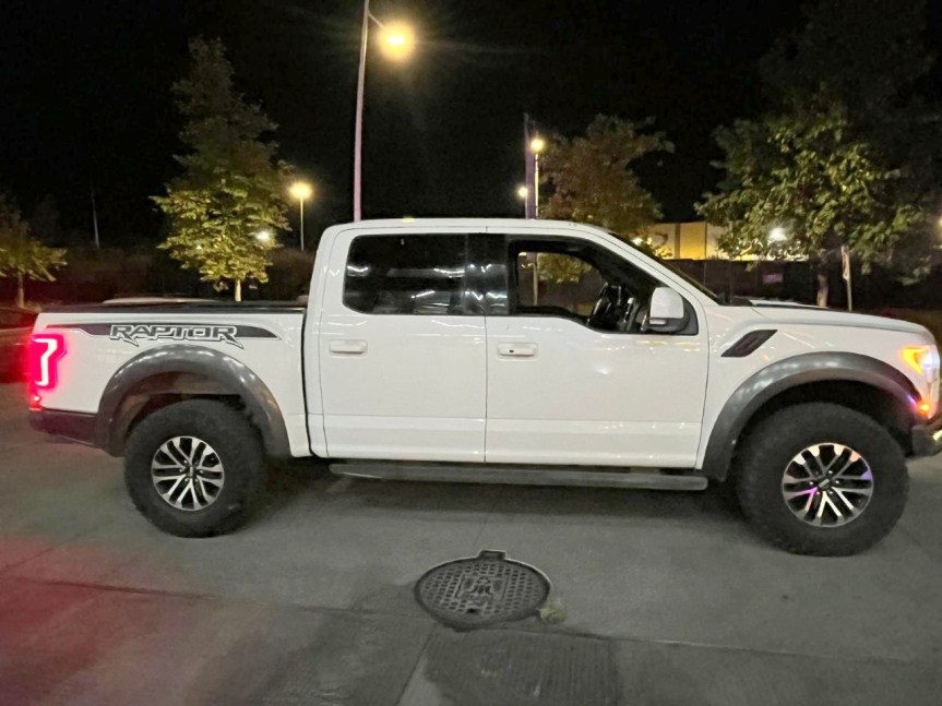 Policías de Tlajomulco recuperan camioneta robada y detienen al&nbsp;conductor.