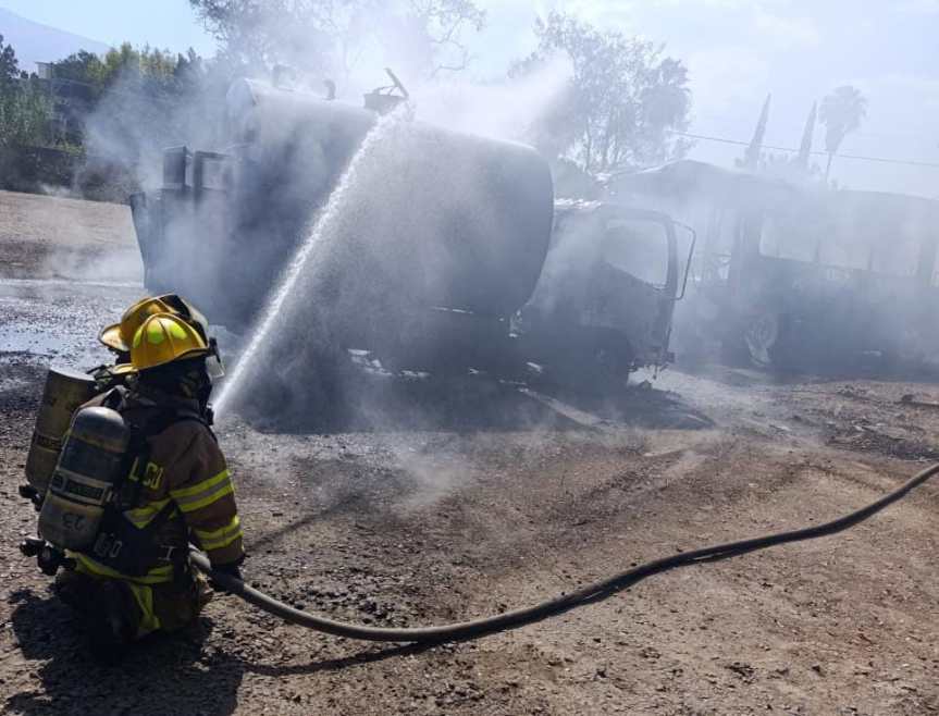 Sofocan incendio de pipa y&nbsp;autobús.