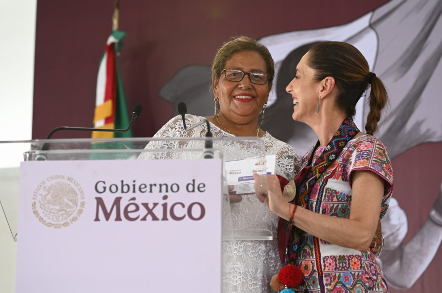 Entrega tarjetas del&nbsp;Bienestar.