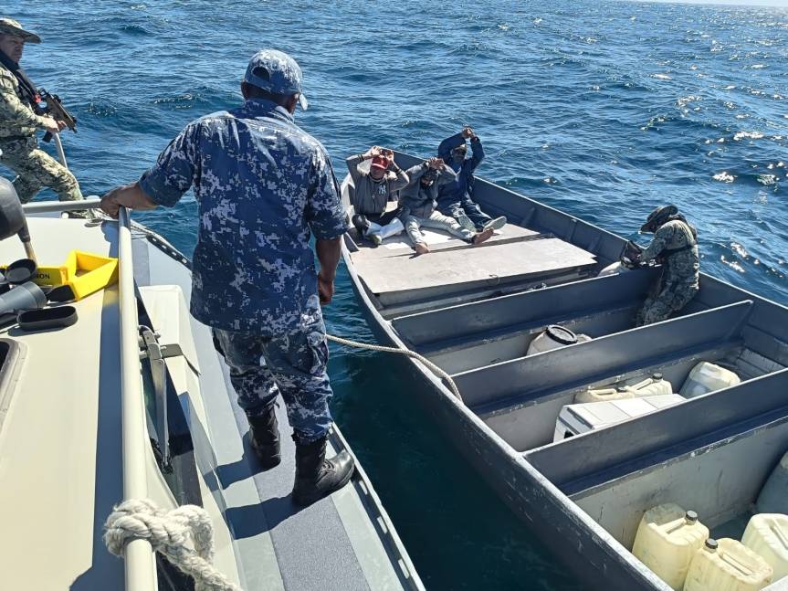 La Marina asegura combustible y detiene a tres&nbsp;personas.