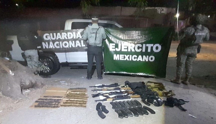 Aseguran arsenal en camioneta&nbsp;robada.