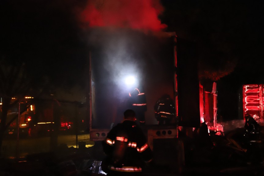 Incendio en carpintería deja una mujer&nbsp;muerta.