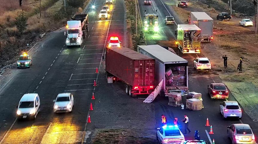 Choque de tráileres en genera caos&nbsp;vial.