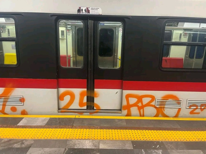 Detienen a dos hombres por grafitear el Tren Ligero en&nbsp;Guadalajara.