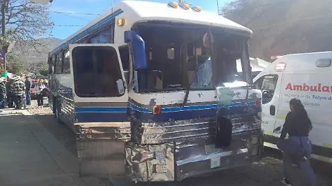 Muere hombre tras ser embestido por&nbsp;autobús.