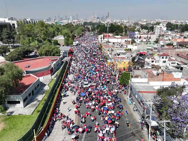Bloqueo magisterial paraliza accesos al&nbsp;AICM.