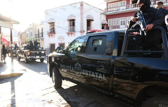 Policías de Jalisco asisten parto en vía&nbsp;pública.
