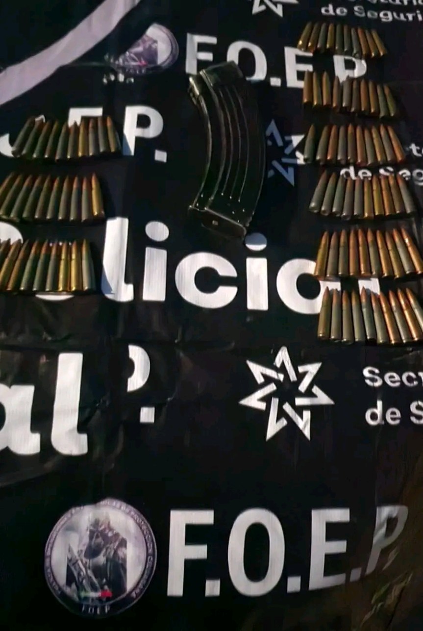 Aseguran camioneta con droga y&nbsp;municiones.