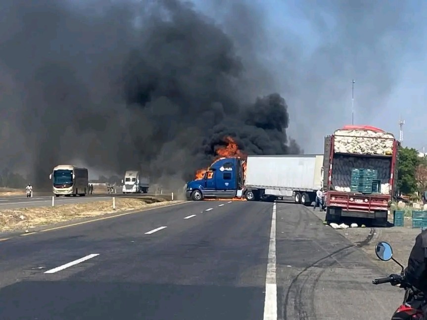 Bloqueos carreteros dejan dos policías&nbsp;muertos.