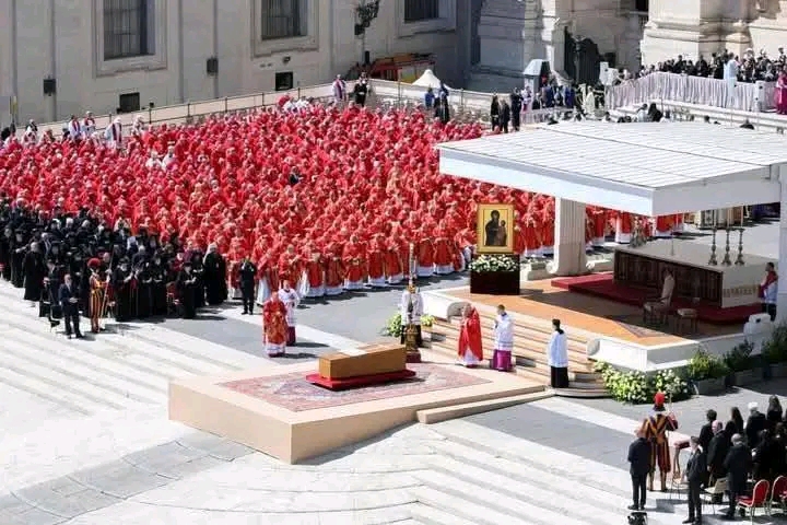 Multitud despide al Papa Francisco en&nbsp;Roma.