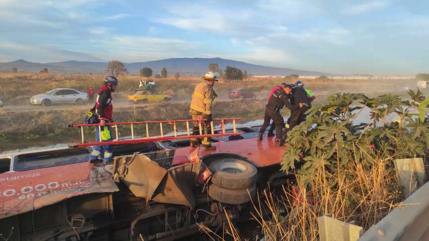 Cae camión de personal a canal&nbsp;pluvial.
