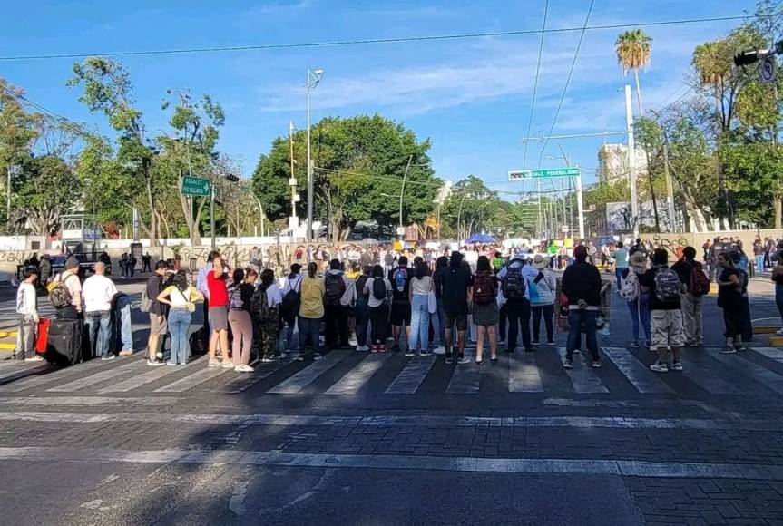 Se manifiestan comerciantes del Parque&nbsp;Rojo.