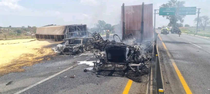 Fatal choque múltiple paraliza la carretera Tepatitlán-Zapotlanejo.