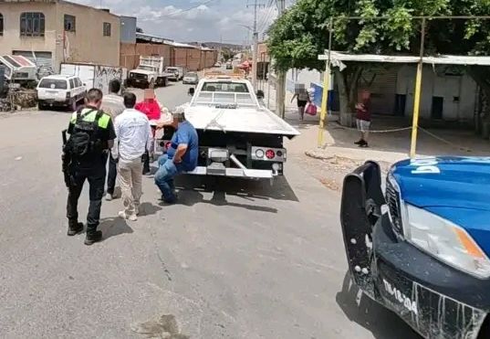 Retiran vehículos abandonados que obstruyen&nbsp;vialidades.