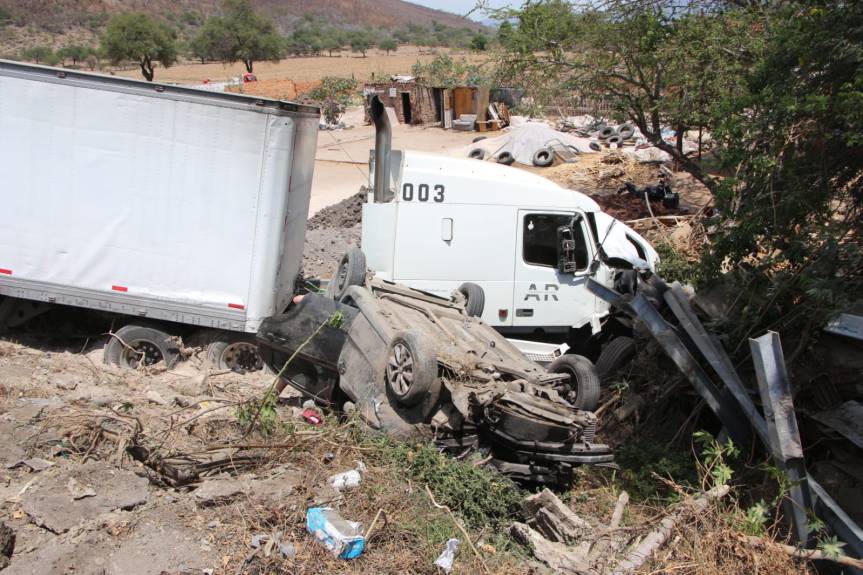Falla en frenos de tráiler provoca choque&nbsp;múltiple.