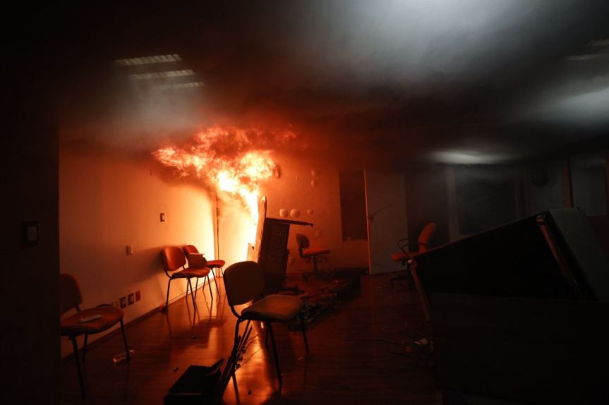 Prenden fuego en oficinas del SNTE en&nbsp;CDMX.