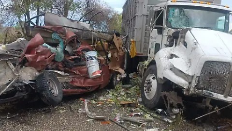 Muere una persona en choque entre tráiler y&nbsp;camioneta.