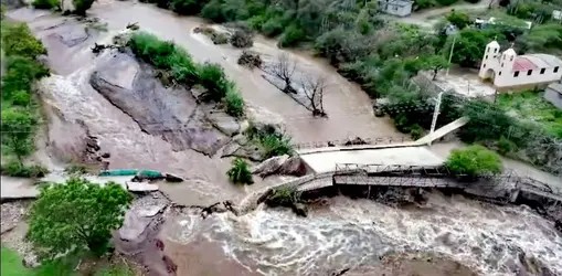 Río desbordado colapsa puentes en&nbsp;Querétaro.