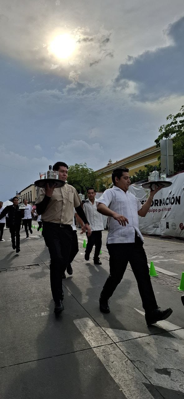 Meseras y meseros corren con tradición en&nbsp;Tlaquepaque