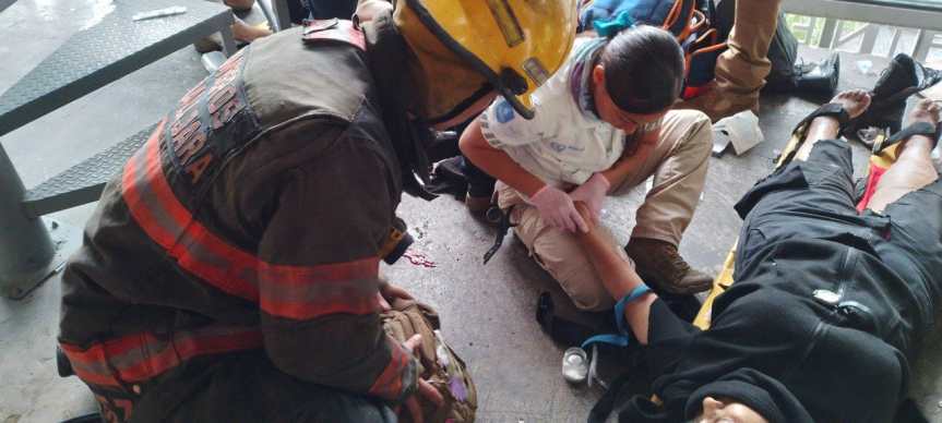 Caen dos niveles en elevador y resultan&nbsp;lesionados.