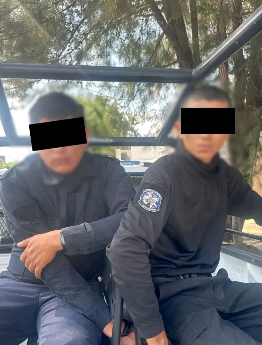 Detienen a dos que se hacían pasar por&nbsp;policías.