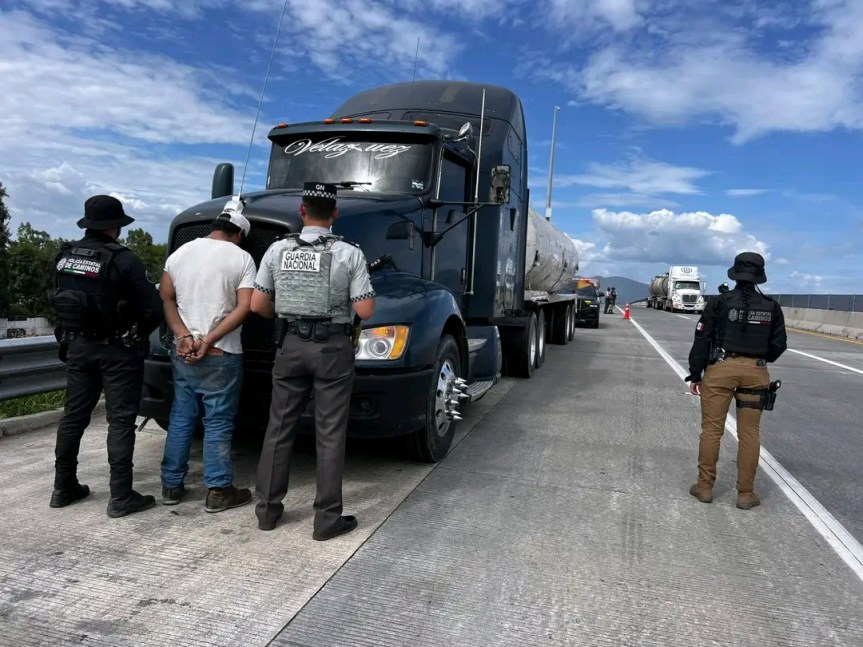 Aseguran huachicol en el Macro-libramiento de&nbsp;Jalisco.