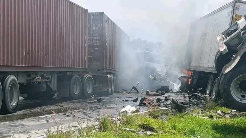 Choque entre tractocamiones en la carretera Guadalajara-Colima.