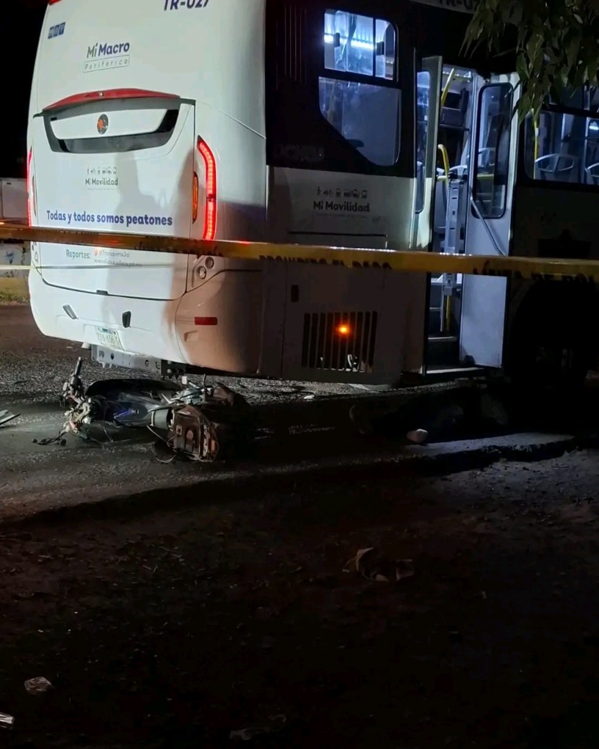 Motociclista choca contra camión; está&nbsp;grave.