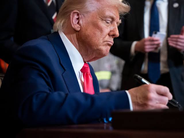 Firma polémica ley presupuestal durante festejos del 4 de&nbsp;Julio.