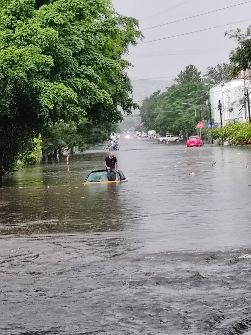 Taxista de la tercera edad queda atrapado por&nbsp;inundación.