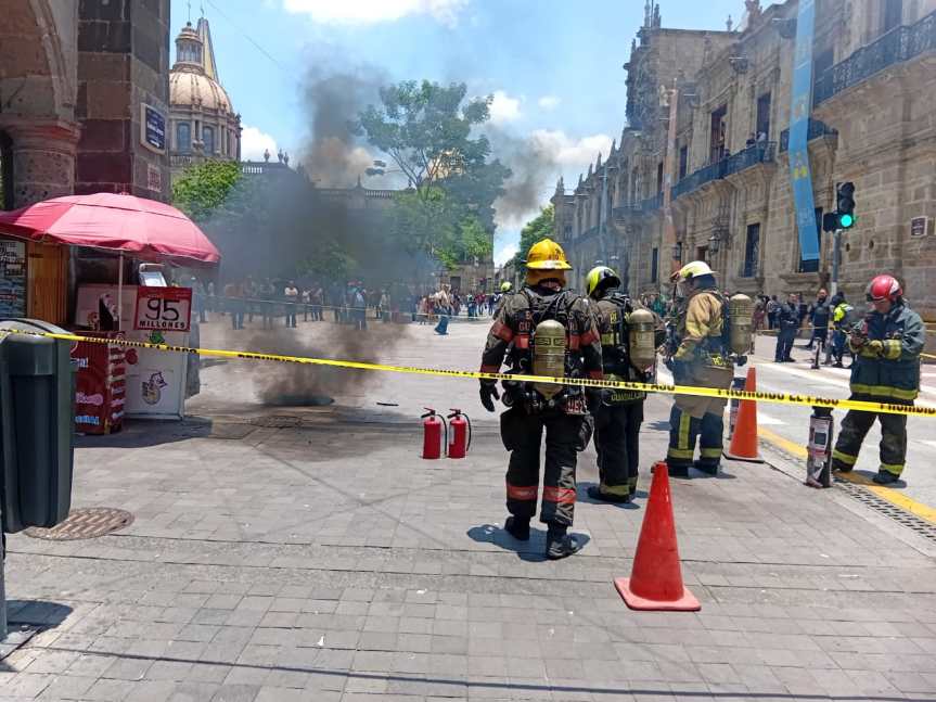 Controlan incendio en registro subterráneo de la&nbsp;CFE.