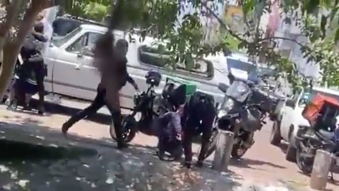 Investigan a policías por agresión a&nbsp;repartidor.