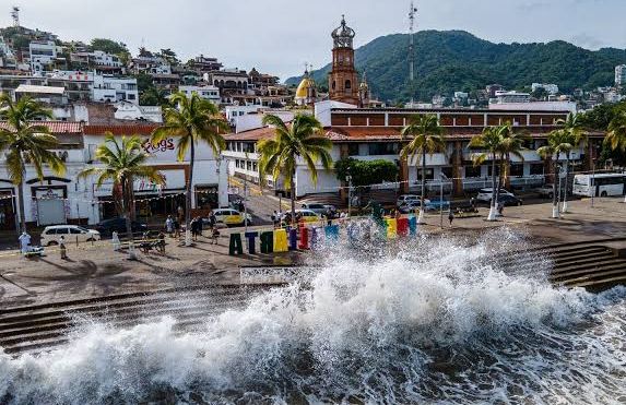 Prevén fuerte oleaje en las costas de&nbsp;Jalisco.
