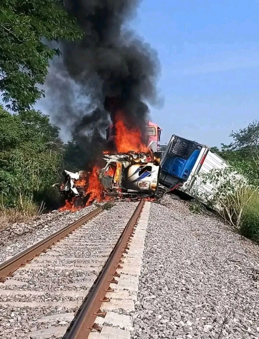 Choca tráiler contra tren en Tuxpan; hay un&nbsp;lesionado.