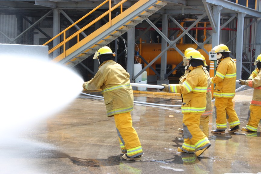 Simulan fuga de amoniaco e incendio en fábrica de&nbsp;refrescos.