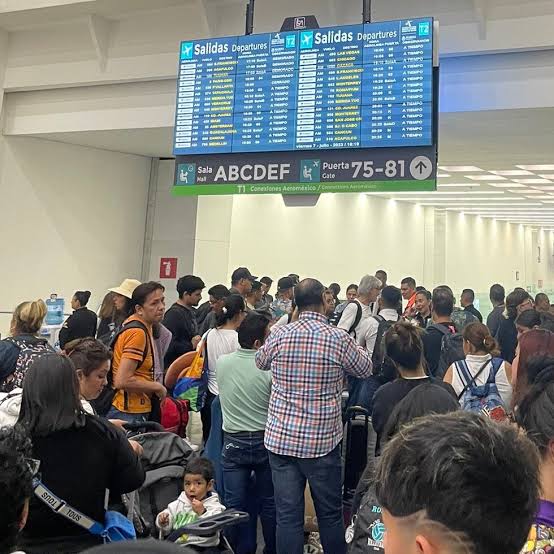 Caos en el AICM: lluvias dejan a pasajeros varados por más de 20&nbsp;horas.