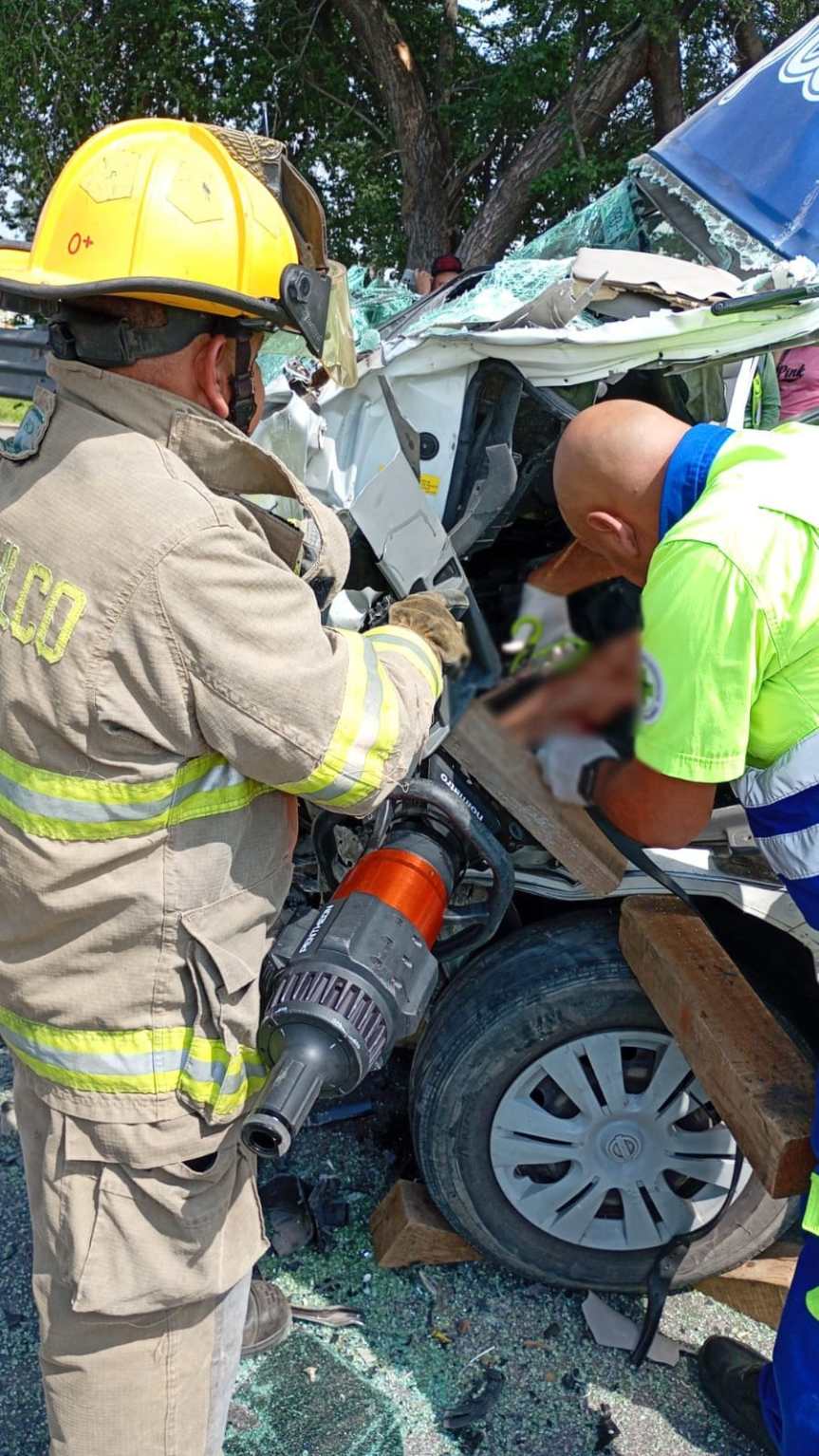 Rescatan a conductor prensado tras choque en carretera a&nbsp;Chapala.
