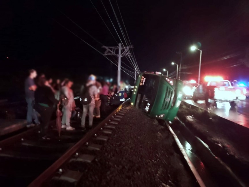 Volcadura de camión en Tlajomulco deja dos&nbsp;lesionados.