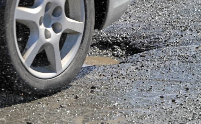 Baches en CDMX disparan gasto de&nbsp;automovilistas.