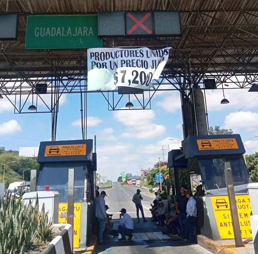 Agricultores bloquean carreteras en varios municipios de&nbsp;Jalisco.