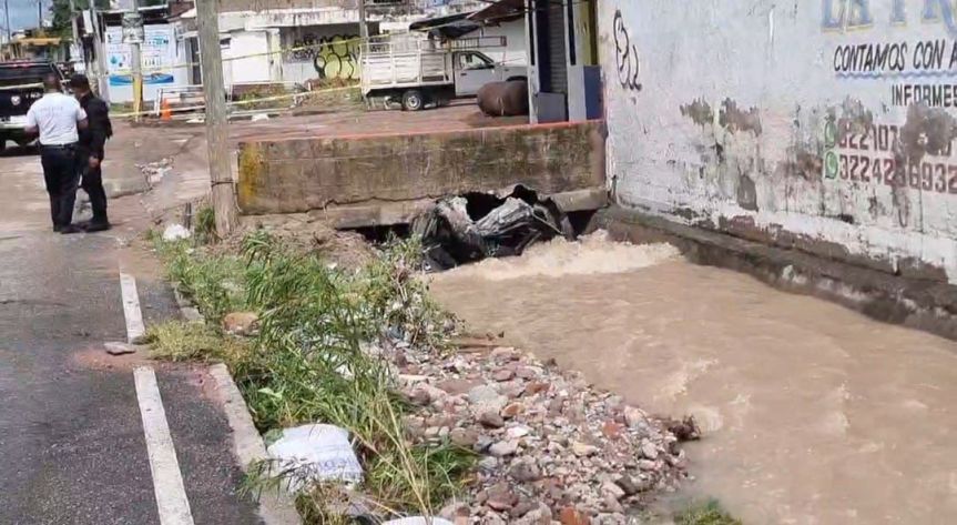 Localizan a un hombre sin vida dentro de vehículo arrastrado por la corriente en Puerto&nbsp;Vallarta.
