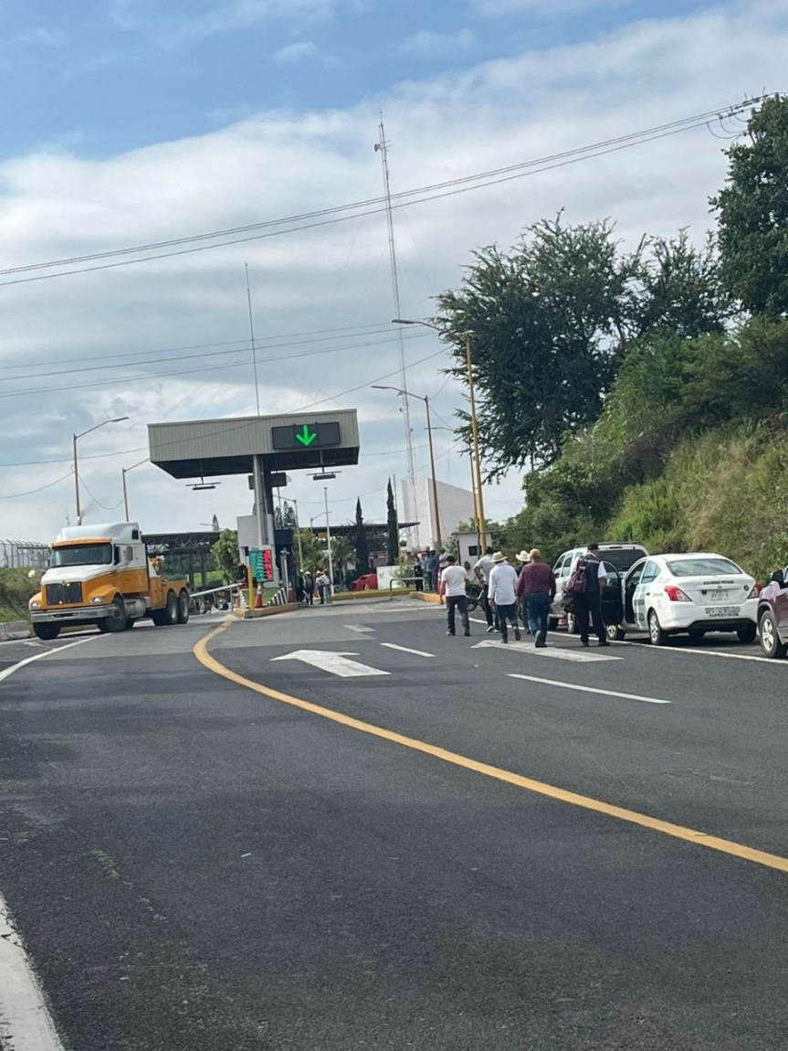 Maiceros bloquean autopista Guadalajara–México para exigir&nbsp;apoyos.