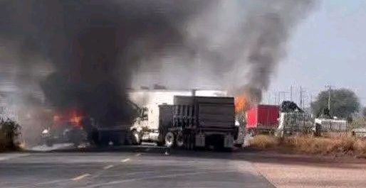 Michoacán: Incendian vehículos y bloquean carreteras en ocho&nbsp;municipios.