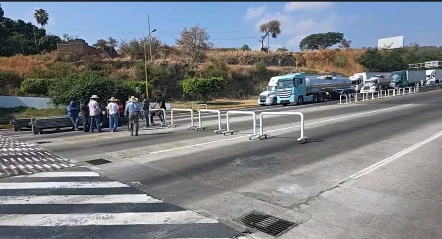 Bloqueo de transportistas afecta autopista Guadalajara–México en la caseta de&nbsp;Ocotlán