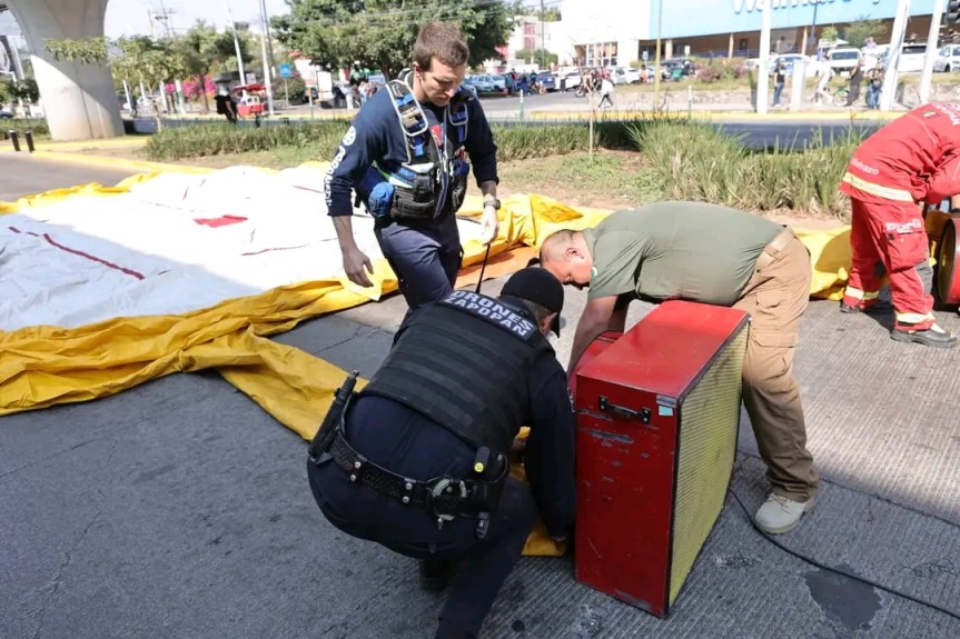 Rescatan a sujeto que amenazaba con lanzarse a vías del Tren&nbsp;Ligero.