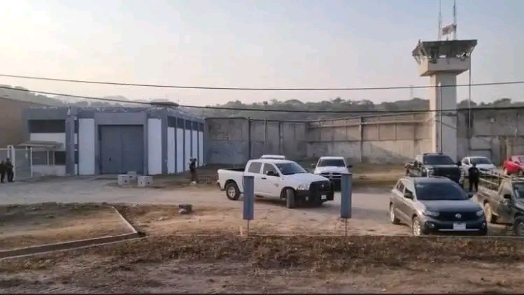 Explosión y incendio en reclusorio de Puerto Vallarta dejan 2 internos&nbsp;muertos.