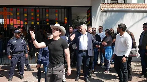 Gobernador de Michoacán Abandona Velorio de Alcalde de Uruapan Tras&nbsp;Protestas.