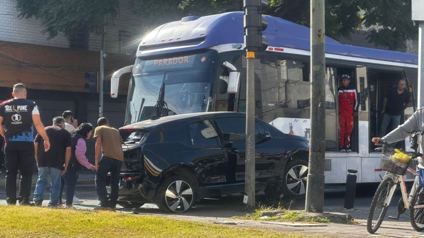 Choque entre Macrobús y auto deja varios heridos en&nbsp;Guadalajara.
