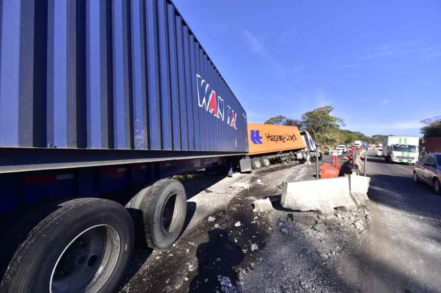 Choque entre tractocamiones con material pirotécnico, provoca cierre parcial en la autopista Guadalajara–Colima.