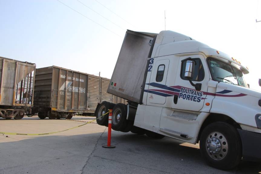 Tren choca con&nbsp;tráiler.